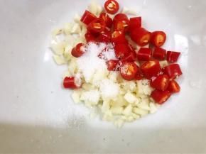 加入盐腌制一分钟出味