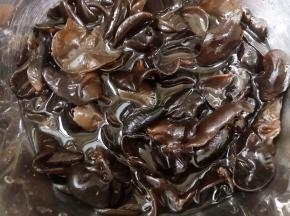 捞出过凉水后沥干