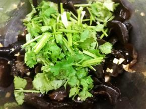 加入香菜拌匀即可