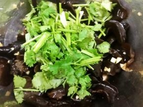 加入香菜拌匀即可