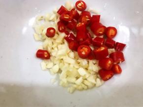 碗里加入大蒜和小米辣