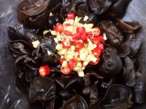 把料汁倒入沥干水的木耳里