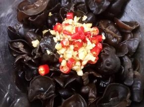 把料汁倒入沥干水的木耳里