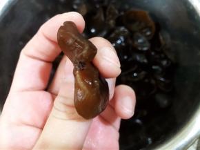 等完全泡发后再去蒂