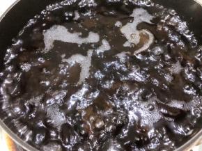 锅里烧水，水开后放入木耳煮5分钟