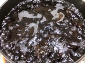 锅里烧水，水开后放入木耳煮5分钟