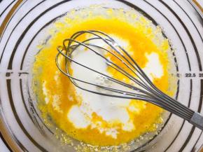 纯牛奶倒入小锅中煮至周边冒泡，分次倒入蛋黄中搅拌均匀