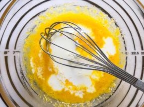 纯牛奶倒入小锅中煮至周边冒泡，分次倒入蛋黄中搅拌均匀