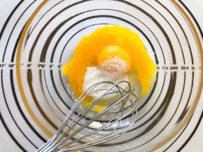 蛋黄加入20克细砂糖搅拌均匀