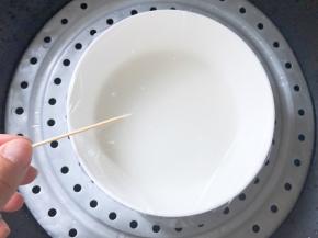 包上一层保鲜膜，用牙签扎几个小洞，放入蒸格中，盖上盖子，大火蒸20分钟