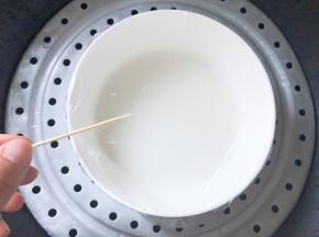 包上一层保鲜膜，用牙签扎几个小洞，放入蒸格中，盖上盖子，大火蒸20分钟