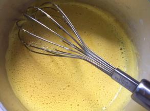 搅拌均匀后再倒入奶锅，煮至冒泡，关火晾凉备用