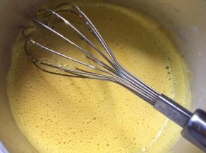 搅拌均匀后再倒入奶锅，煮至冒泡，关火晾凉备用