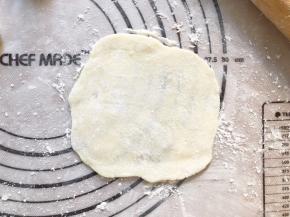 用擀面棒擀成片状