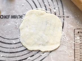 用擀面棒擀成片状