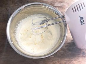 淡奶油加糖打发至8分发