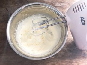 淡奶油加糖打发至8分发