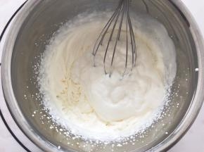 淡奶油和酸奶混合搅拌均匀