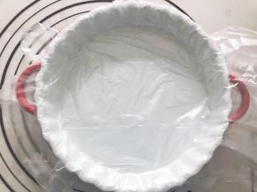 盘子中放上一个保鲜袋