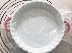 盘子中放上一个保鲜袋