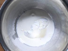 加入细砂糖和纯牛奶