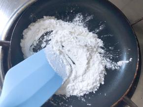 冷藏的时候，炒糯米粉，糯米粉微微发黄就可以了，当手粉用