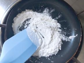 冷藏的时候，炒糯米粉，糯米粉微微发黄就可以了，当手粉用