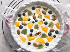 放入各种水果和坚果，放入冰箱冷冻一夜