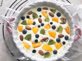 放入各种水果和坚果，放入冰箱冷冻一夜