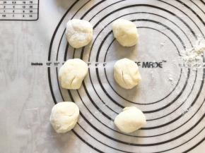 雪媚娘皮分成均等的6等份，要用手粉哦，这样才不粘黏，最好带一个手套