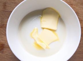 蒸好以后趁热加入黄油，揉均匀