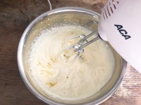 淡奶油加糖和盐打发至坚挺