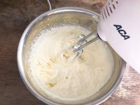 淡奶油加糖和盐打发至坚挺