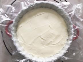 将混合好的酸奶倒入，抹平