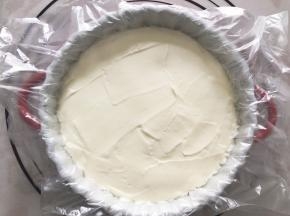 将混合好的酸奶倒入，抹平