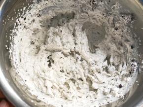 再继续打发均匀，放入冰箱冷藏待用