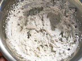 再继续打发均匀，放入冰箱冷藏待用