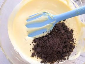 加入奥利奥碎搅拌均匀