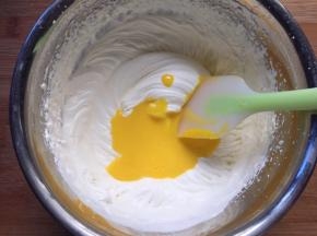 淡奶油和蛋黄糊混合搅拌均匀