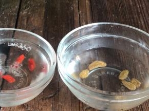 葡萄干和枸杞用热水洗净