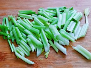 西芹洗干净，切段。