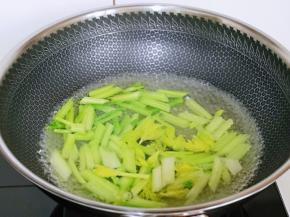 将芹菜段焯水:  锅中加水烧开，下去芹菜段，大火再次烧开立即捞出。