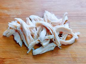 即食鸡胸肉手撕成肉丝条，不需要太细。