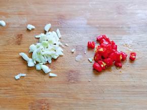 大蒜去皮切碎，辣椒去根切段。