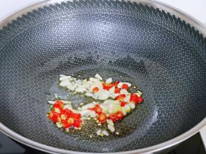 起油锅，加入蒜末辣椒煸炒。