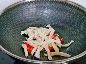 再加入鸡肉条翻炒。