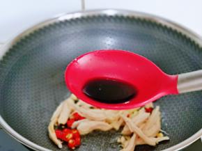 加入生抽，提鲜。