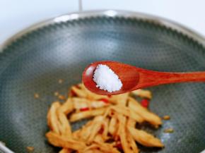 按个人口味加入盐，快速翻炒。