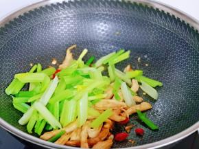 再加入焯水的芹菜。