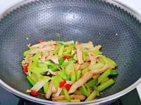 大火快速翻炒均匀，关火出锅。